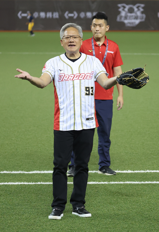 輝達執行長黃仁勳開球前，簡單做了致詞，他說，謝謝台灣人永遠對我敞開雙臂。圖／中央社
