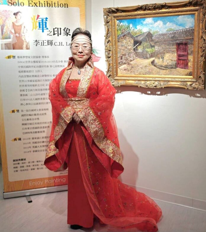 ▲李正輝（貴妃）著貴妃裝亮相畫展開幕，顯得雍容華貴。(圖/張嘉誠攝)