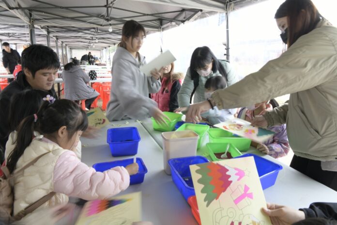 圖▲小朋友DIY動手做沙畫拿耶誕禮物。(圖/主辦單位提供)