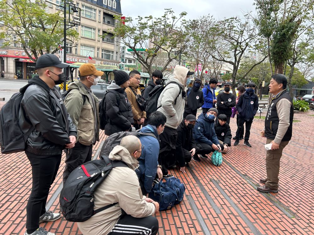 《圖說》尹華忠除了溫馨叮嚀注意事項外，並祝福平安結訓。〈宜蘭軍服站提供〉